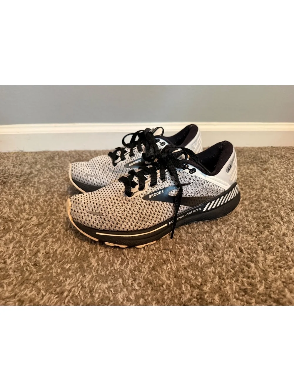 Brooks Adrenaline GTS 22 Running Shoe Size 7.5